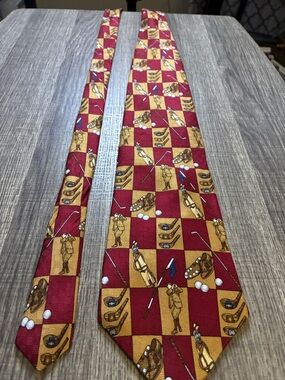 Classic Men's Red and Gold Golf Pattern Tie